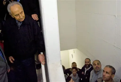 הנשיא שמעון פרס מבקר במקלט באשקלון