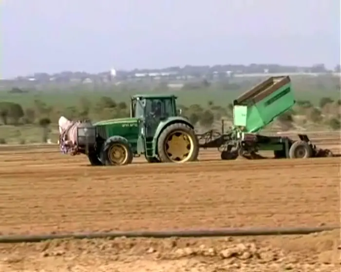 "נמשיך לעבד את כל אדמות ישראל גם כשיורים עלינו וגם כשכל מיני פקידונים מנסים למנוע זאת". עוטף עזה