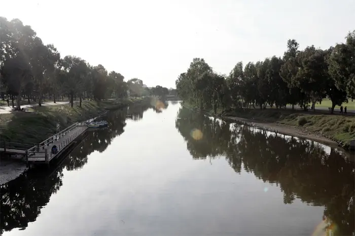 בליעת מים מזוהמים עלול להביא למחלות מעיים ווירוסים של בבטן