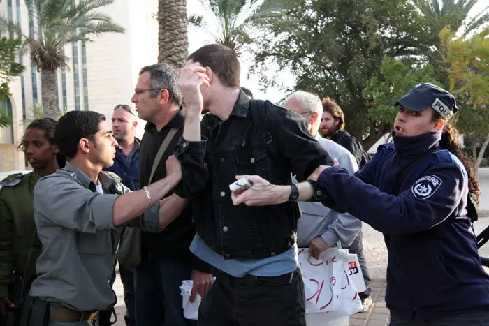 המשטרה ביקשה לעצור את צורף מכיוון שהוא "עבריין סידרתי". הפגנה נגד מבצע עופרת יצוקה בבאר שבע