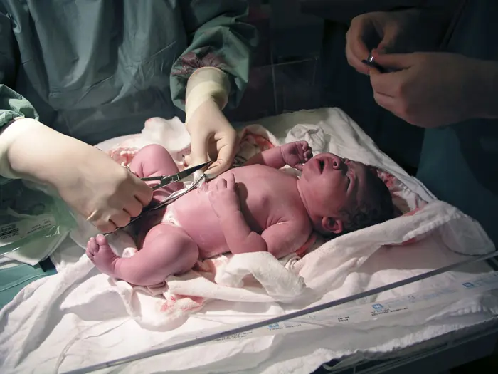 אחד הדברים הראשונים שרופא בודק כבר בחדר הלידה הוא מצב האשכים