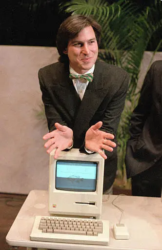 מרבית המחשבים ב-1976 היו מכונות בגודל חדר