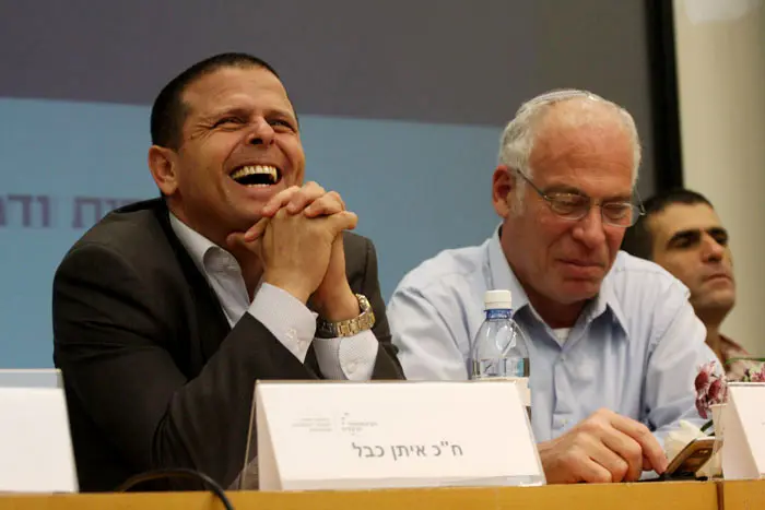 עוקף מימין? כבל, משמאל