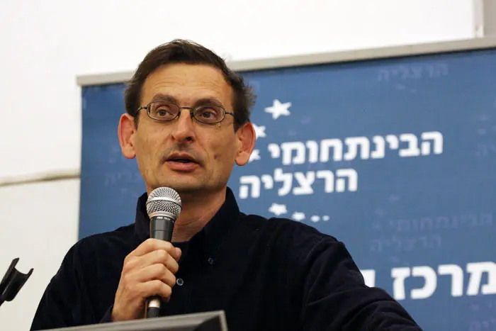 "הקמפיין מעורר שאלות קשות על הצגה מוטעה של מידע בפני הציבור". ח"כ דב חנין