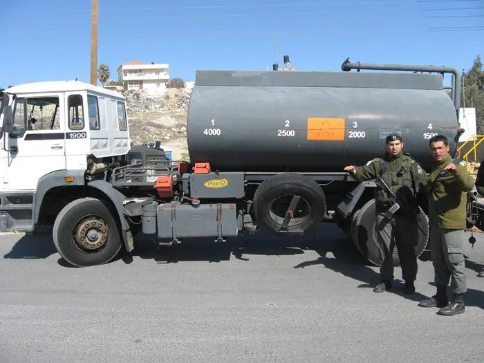 המטען שהוצמד למשאית דלק הוא בסך הכל מתקן לניווט לוויני