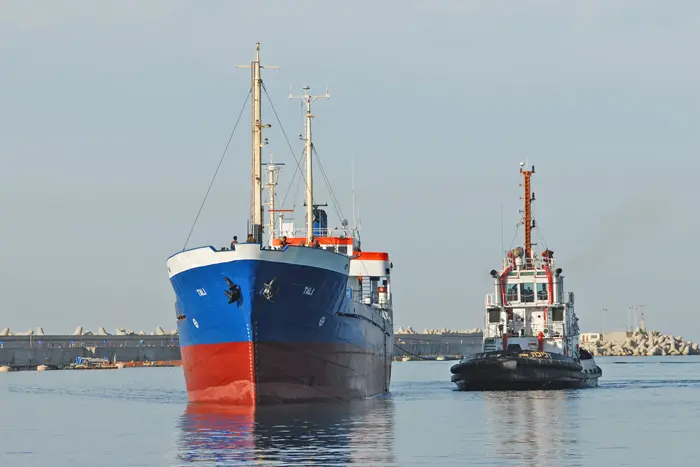 "ספינת האחווה" נגררת לנמל אשדוד