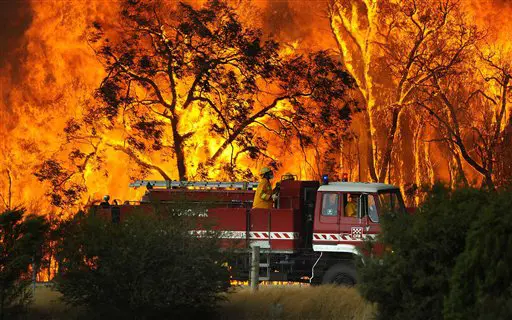 עשרות אלפי כבאים מנסים להשתלט על האש