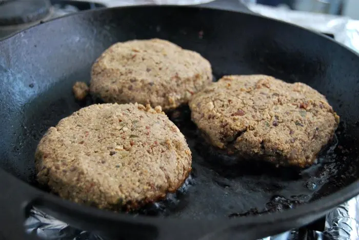 יוצרים קציצות ומטגנים כמו המבורגר רגיל