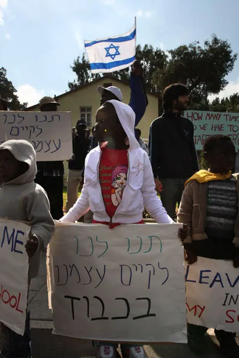 המפגינים טענו, כי עקירתם של הילדים מעשרות בתי הספר שבהם הם לומדים, תפגע בהם