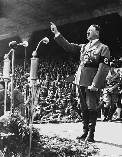 לאחר תבוסת גרמניה פשטה תחושה של בושה בקרב העם לאור חשיפת מלוא הזוועות של השלטון הנאצי. אדולף היטלר