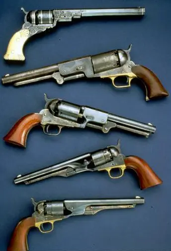 אחד מכלי הנשק שנגנבו היה אקדח עתיק שהתקבל כמתנה משגריר זר