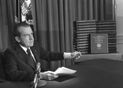 המועצה השופטת של בית הנבחרים הצביעה פה אחד להדיח את ניקסון