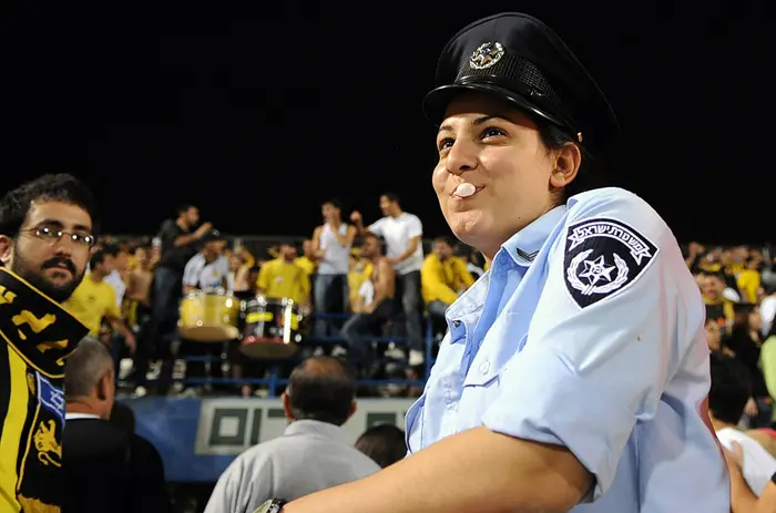 שוטרת במשחק של מכבי פתח תקוה מול בית"ר ירושלים