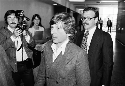 פולנסקי בדרך לבית המשפט בשנת 1977