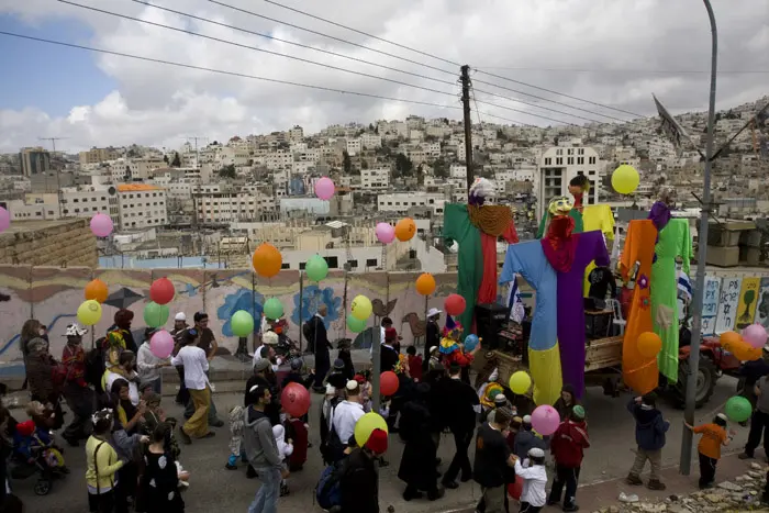 "גם השנה התחפושות של אנשי כוחות הביטחון ממשיכים להיות פופלריות". עדלאידע בחברון.