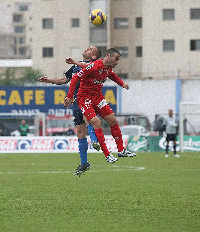 מאבק ראשים שבא לזכות סכנין. בוקסנבוים ולוזון עולים לכדור גובה