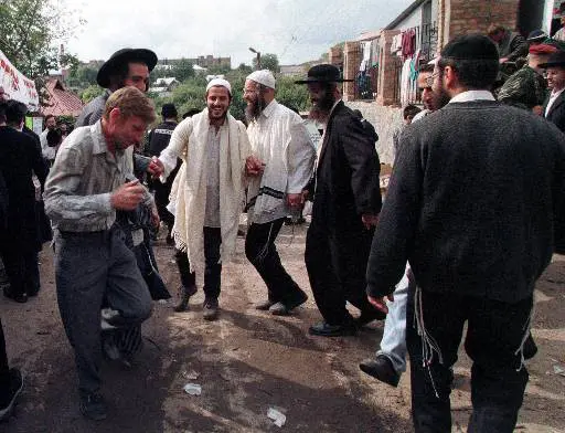 חוץ מלרקוד, להפיץ סטיקרים ולרסס כתובות גרפיטי, הננחים גם מוציאים לאור