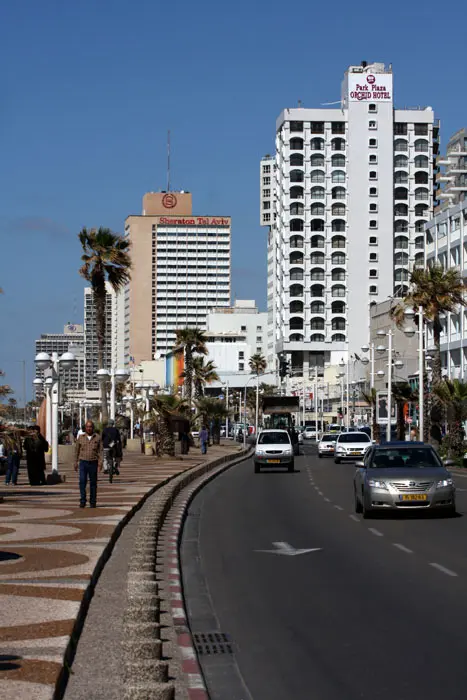 כל המלונות בתל אביב מלאים עד אפס מקום. רחוב הירקון בעיר
