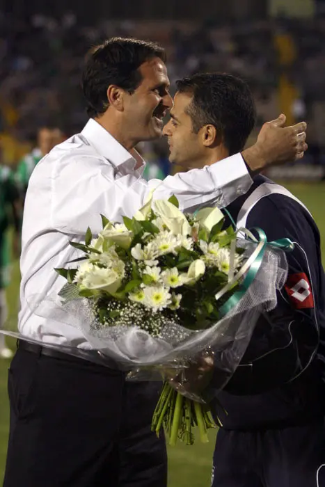אלון חרזי (מימין) מודה למאמן מכבי חיפה לשעבר רוני לוי
