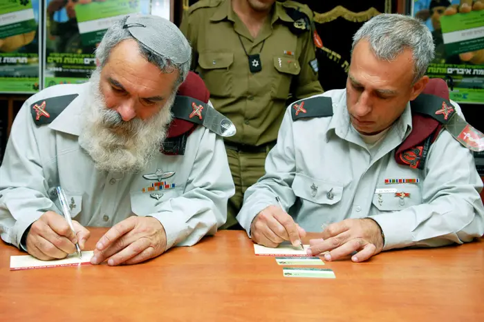 הרב הצבאי הראשי וקצין רפואה ראשי חותמים על כרטים אדי לתרומת איברים