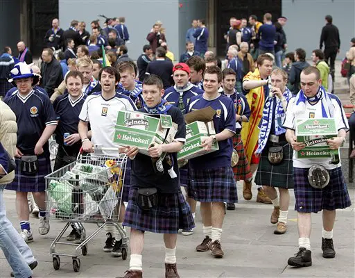 "לאוהד הסקוטי תמיד הייתה היסטוריה של נסיעה למשחקי חוץ, מאז שנות ה-20", מספר הסבנד, "עשרות אלפים הולכים עם הנבחרת לכל מקום וכ-90 אחוז מהם לובשים חצאיות סקוטיות"