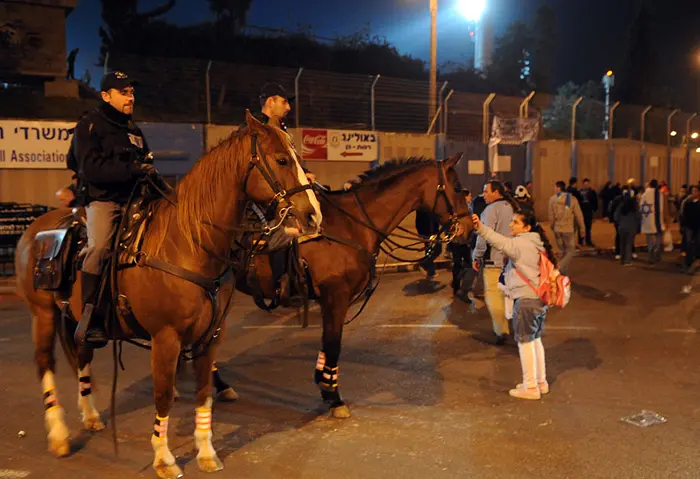 שוטרים מתכוננים למשחק של נבחרת ישראל מול יוון