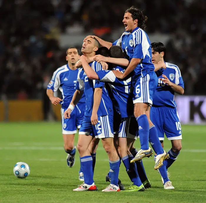 עומר גולן חוגג עם שחקני נבחרת ישראל שער מול יוון