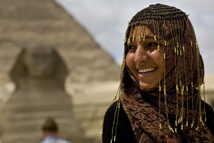 "המצרים הם אנשים מסבירי פנים". מצרית בסמוך לספינקס