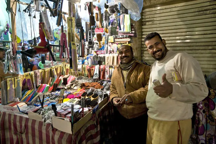 "החיוך שלנו הוא דבר מוכר". סוחרים בשוק חאן אל-חלילי בקהיר
