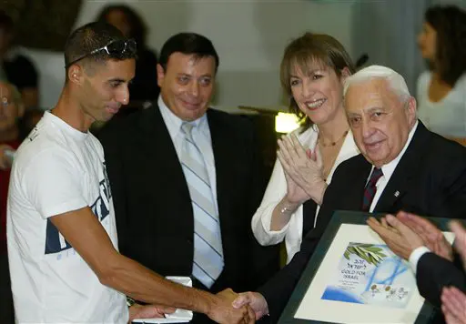 לימור לבנת עם גל פרידמן ואריאל שרון בקבלת הפנים לאחר הזכייה של פרידמן במדליית הזהב באתונה 2004