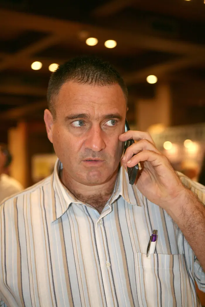 תחת ניהולו האגרסיבי של רוז'נסקי הייתה החברה מעורבת בשורה של עסקאות ענק