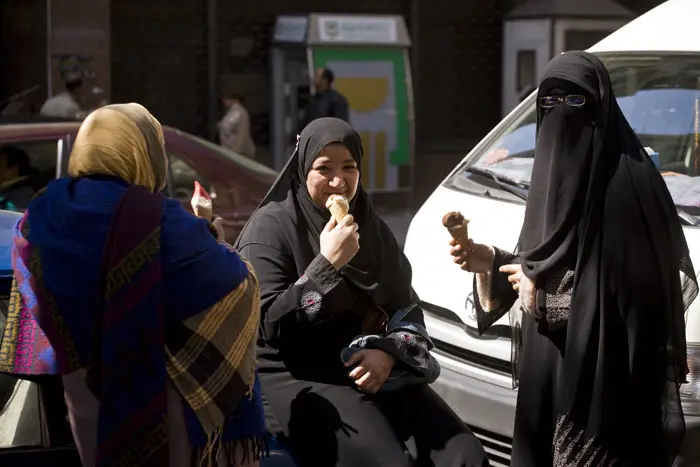 מועד הביקור בקהיר לא היה מושלם. מצריות מלקקות גלידה במרכז העיר