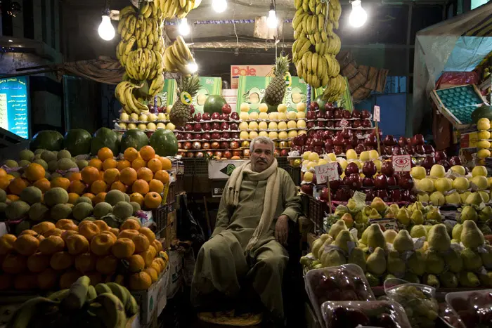 רוכל ליד חנות הפירות בשוק חאן אל-חלילי
