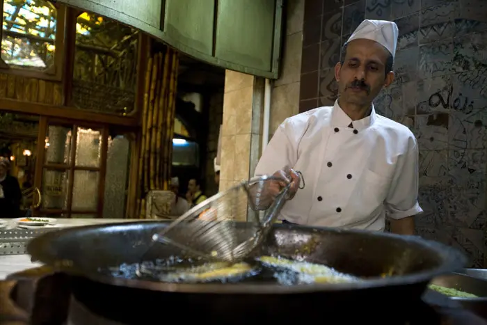 עשוי מפול, לא מחומוס. הטבח במסעדת "פלפלה" מכין פלאפל מצרי, טעמייה