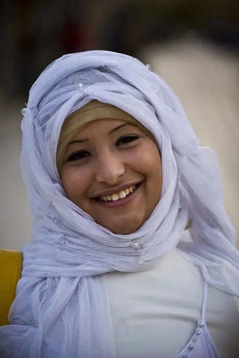"החיוך המצרי הוא דבר מפורסם". צעירה מצרית מחייכת