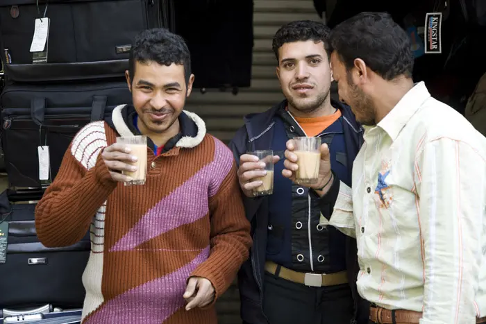 מתעניינים, שואלים וצוחקים. שני מצרים בשוק חאן אל-חלילי עם הקפה של הבוקר