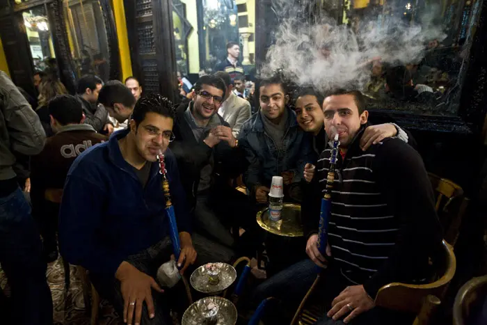 כולם מעשנים ובכל מקום אפשרי. צעירים מצרים מעשנים נרגילה בבית קפה בשוק חאן אל-חלילי