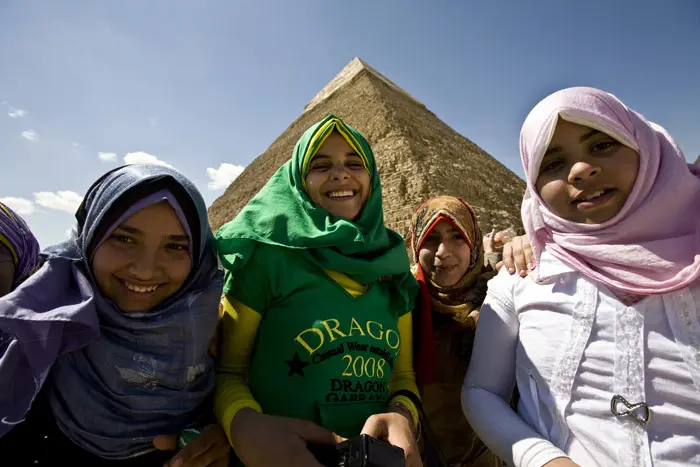 נעתרים בקלות לשיחה ולצילום. צעירות מצריות על רקע הפירמידות בגיזה