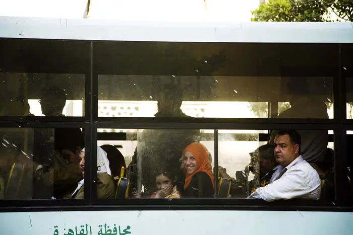 הכבישים סואנים עד אימה. אוטובוס בקהיר