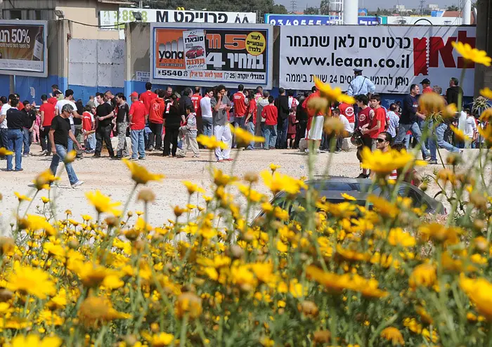 אוהדי הפועל תל אביב בכניסה למגרש האורווה בפתח תקוה