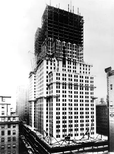 בניית המגדל החלה על רקע השפל הכלכלי הגדול בינואר 1930