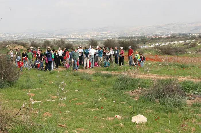 המוני מתנגדים לבנייה. אירוע למען השמירה על חבל לכיש