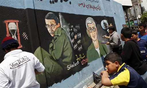 החייל השבוי גלעד שליט, עכשיו ובעוד 30 שנה, על פי צייר גרפיטי פלסטיני