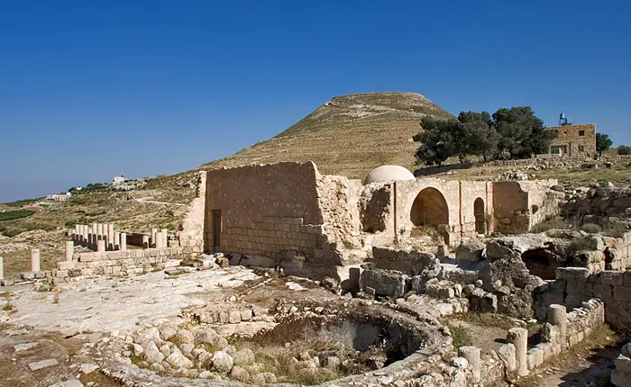 סיור במקום שבו בחר המלך הורדוס הגדול להקים את אחוזת הקבר שלו ונתן לו את שמו - ההרודיון