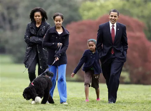 הכלב הנשיאותי מוביל את המשפחה