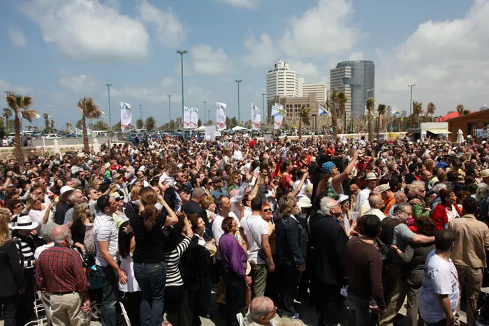 לפני 100 שנה, הגרילו ביניהן משפחות המייסדים באמצעות צדפים מהחולות מגרשים לבניית שכונה עברית חדשה - "אחוזת בית". נווה צדק, היום