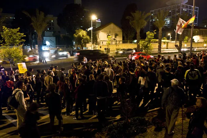 בין הסיסמאות שקראו המפגינים: "צה"ל ארגון טרור - הגדר לא תעבור". ת"א, הערב