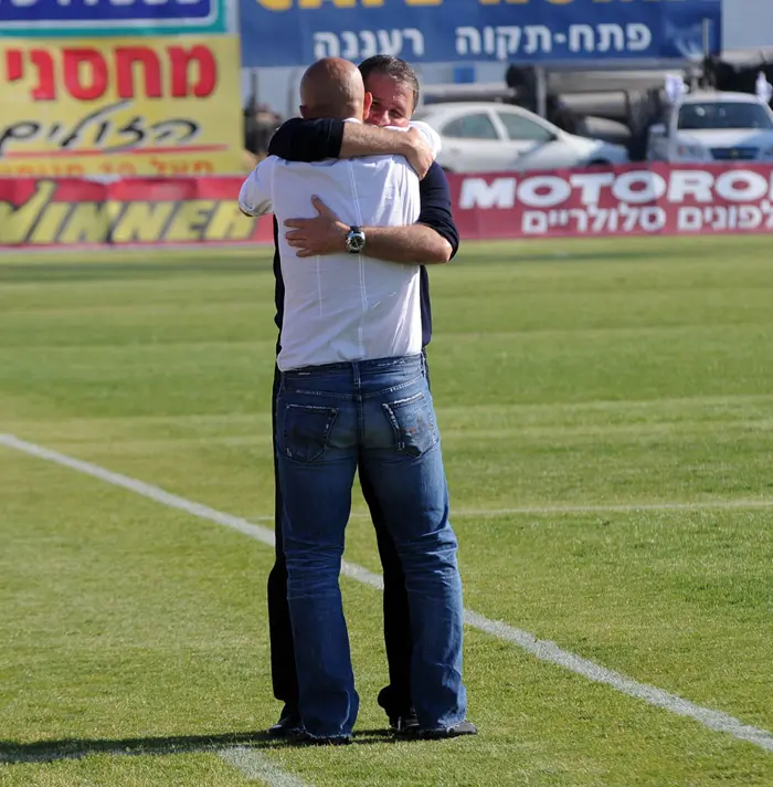 אלי גוטמן מאמן הפועל תל אביב מתחבק עם יוסי אבוקסיס