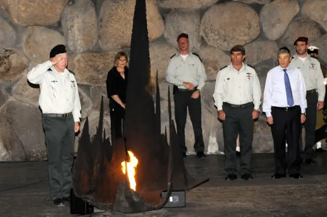 בשעה 10:30 יערך באוהל יזכור ביד ושם, טקס "לכל איש יש שם", שבמהלכו יקראו אנשים מהציבור הרחב את שמותיהם של קורבנות השואה