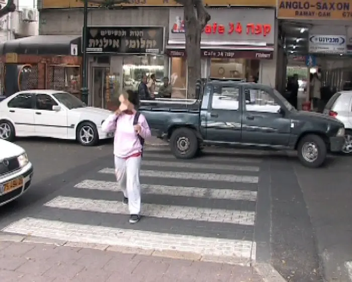 מצלמה נסתרת של אור ירוק חניה על מעבר חציה